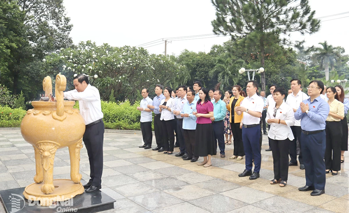 Đoàn Đại biểu Quốc hội tỉnh dâng hương tại Bia ghi công Đại đội Lam Sơn. Ảnh: Hoàng Lộc
