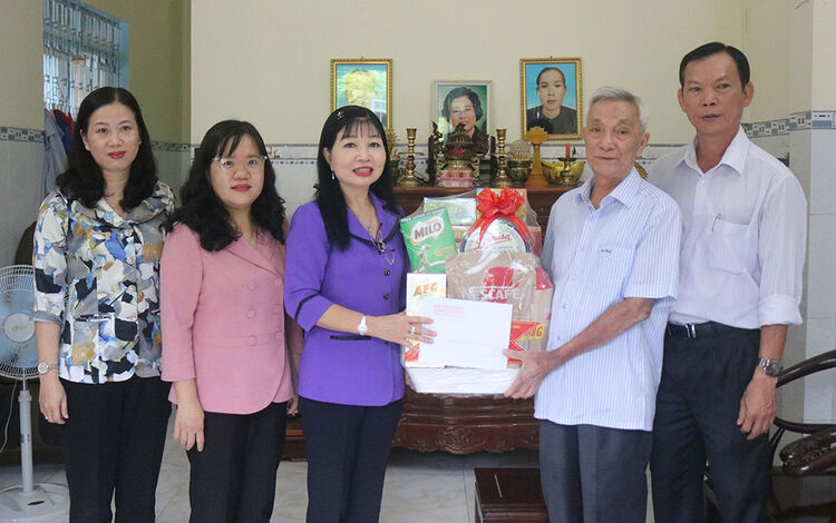 La subsecretaria del Comité Provincial del Partido de An Giang, Tran Thi Thanh Huong, entrega obsequios a personas meritorias del barrio de Long Xuyen.