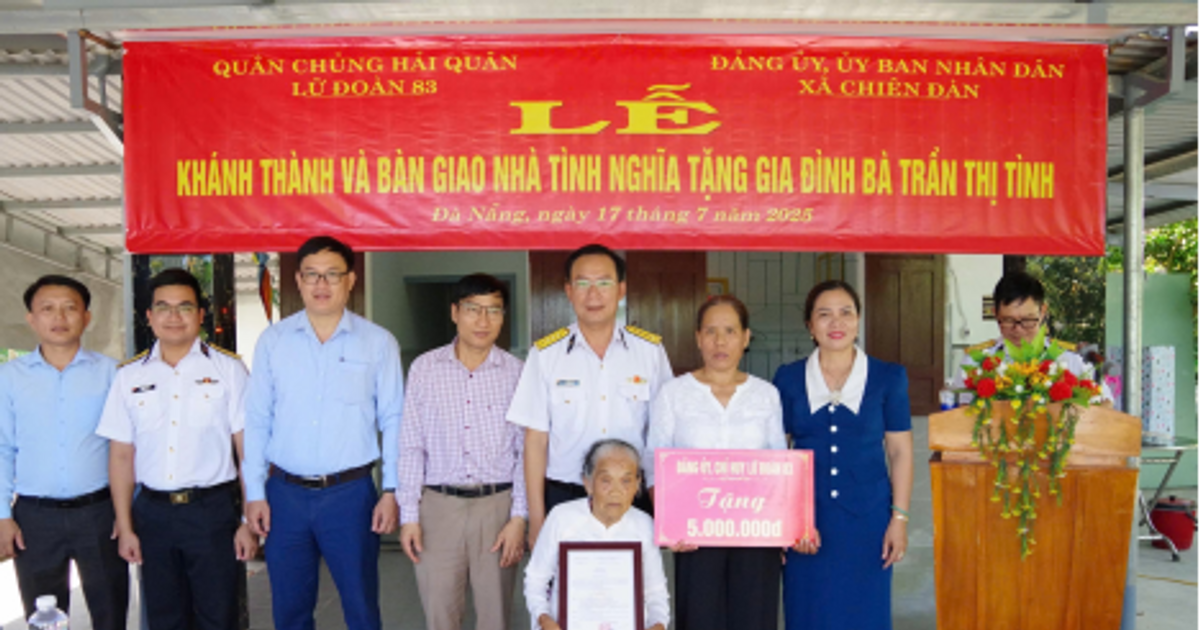 Bàn giao nhà tình nghĩa cho gia đình chính sách