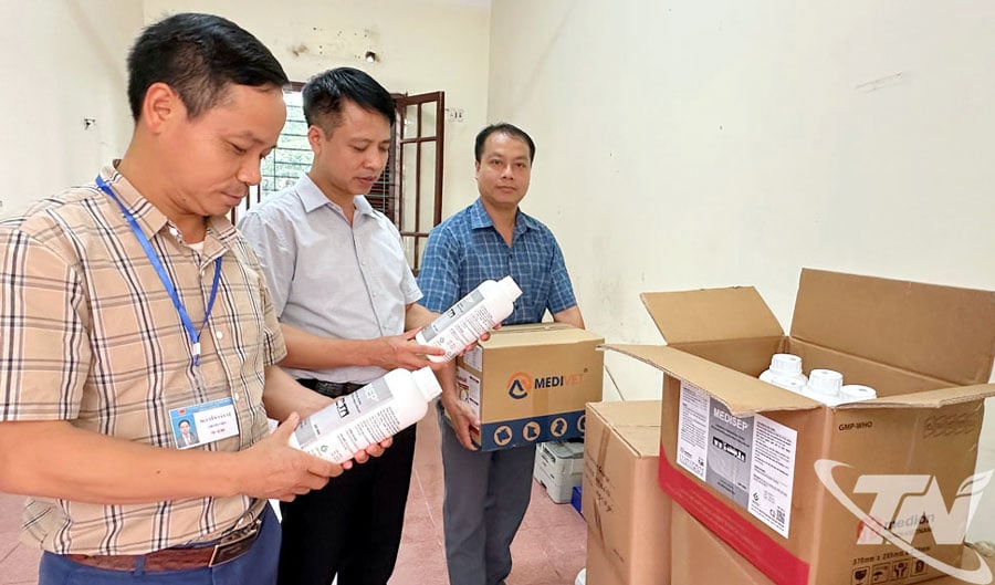 Xã Phú Bình chuẩn bị vật tư, hoá chất khử trùng để cung cấp các cơ sở chăn nuôi.