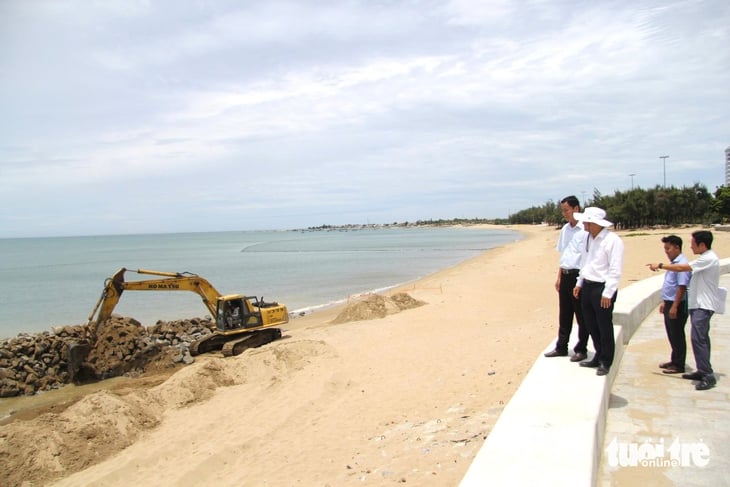 Xử lý ngay bãi đá sắc nhọn ở bãi biển Bình Sơn - Ninh Chữ - Ảnh 2.