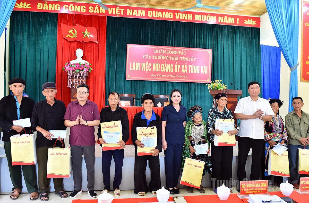 Đồng chí Lê Thị Kim Dung, Phó Bí thư Thường trực Tỉnh ủy và đồng chí Phùng Tiến Quân, Trưởng Ban Nội chính Tỉnh ủy tặng quà cho các thương bệnh binh, gia đình chính sách xã Tùng Vài.