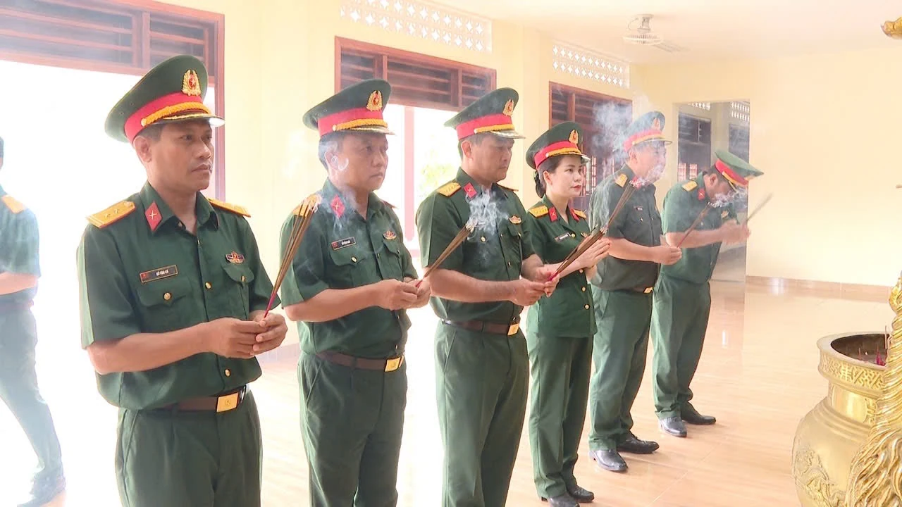 Lãnh đạo tỉnh thăm, tặng quà gia đình người có công