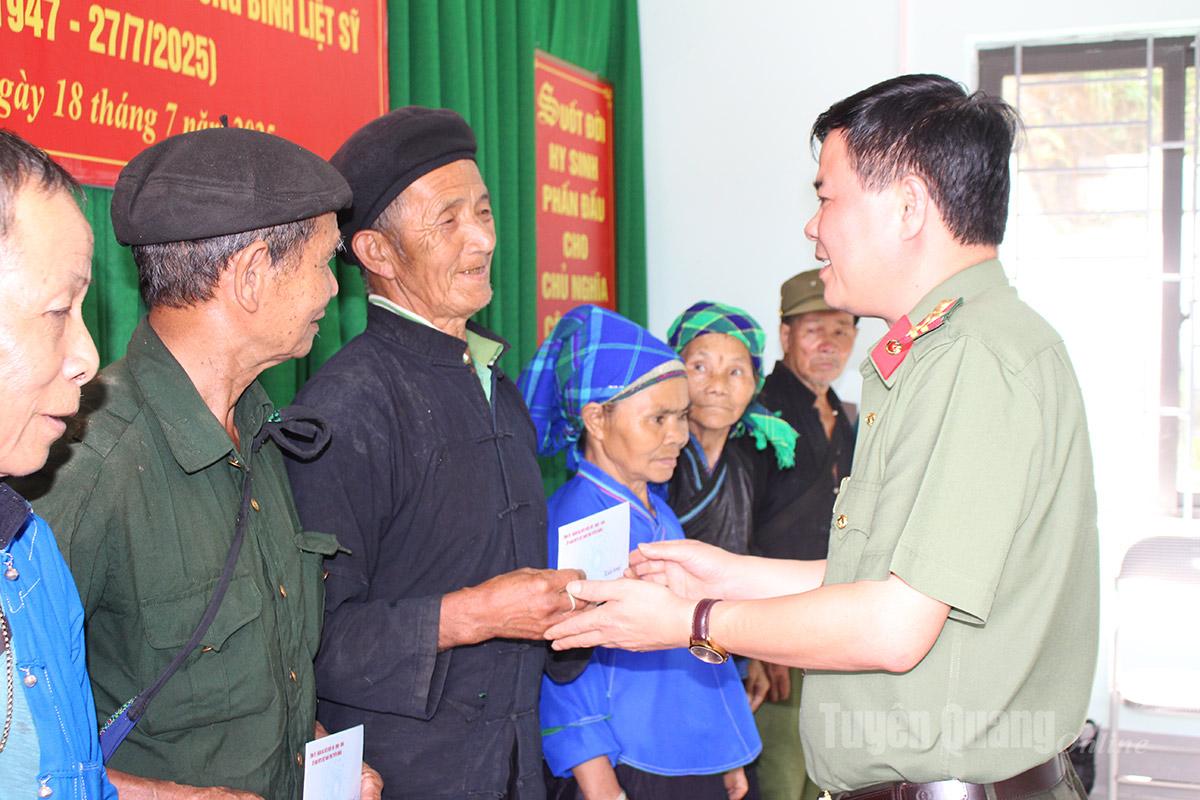 Đại tá Chu Quang Trung, Phó Giám đốc Công an tỉnh tặng quà cho các gia đình chính sách xã Thàng Tín nhân dịp 78 năm Ngày Thương binh, Liệt sĩ 27-7. Ảnh: Nguyễn Yếm