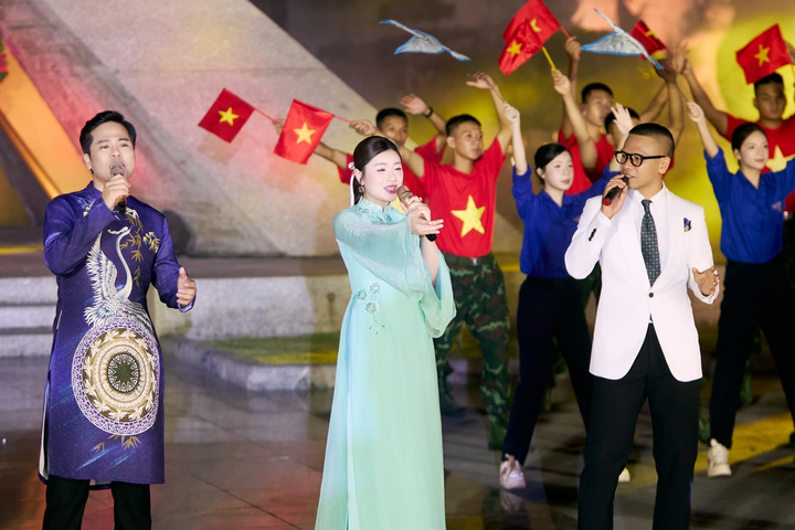 Ca sĩ Thu Hằng cùng các nghệ sĩ trong chương trình