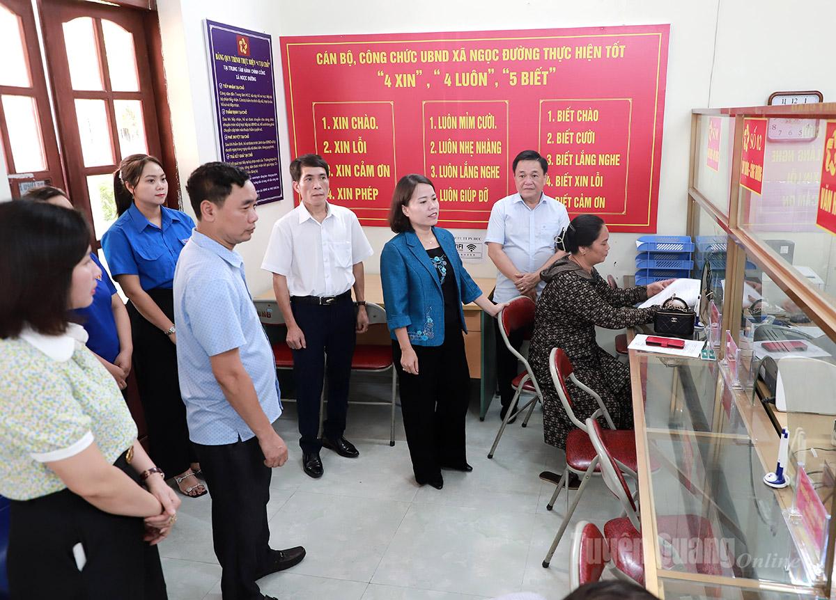 Trưởng Đoàn đại biểu Quốc hội chuyên trách tỉnh Tuyên Quang Lý Thị Lan cùng Đoàn công tác số 12 khảo sát Trung tâm phục vụ hành chính công xã Ngọc Đường. Ảnh: Phi Anh