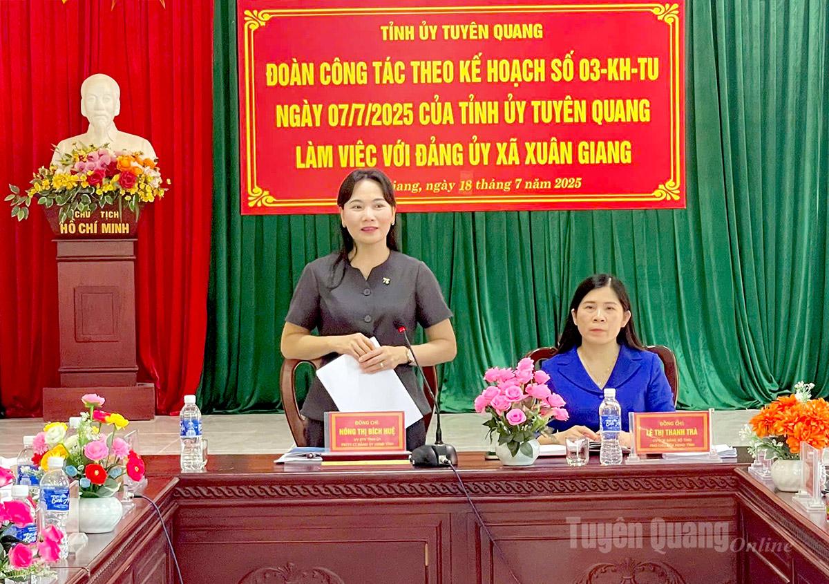 Đồng chí Đồng chí Nông Thị Bích Huệ, Ủy viên Ban Thường vụ Tỉnh ủy, Phó Bí thư Thường trực chuyên trách Đảng ủy UBND tỉnh chủ trì buổi làm việc tại xã Xuân Giang.