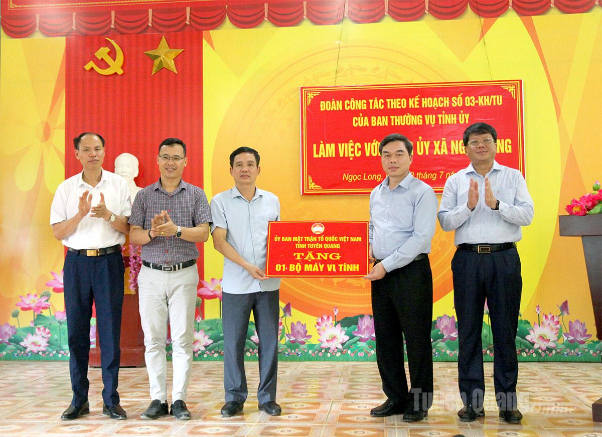Đoàn công tác tặng máy tính cho xã.