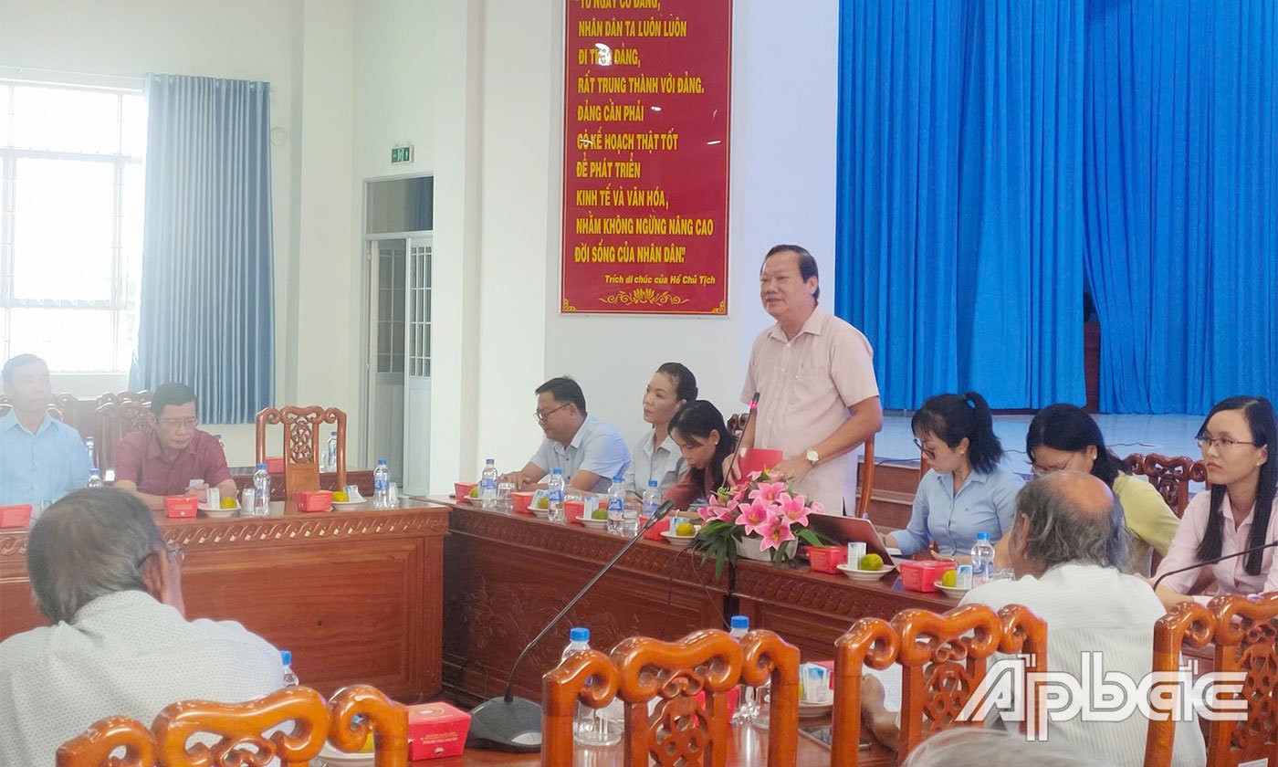 Đồng chí Nguyễn Hữu Lợi phát biểu tại buổi họp mặt.
