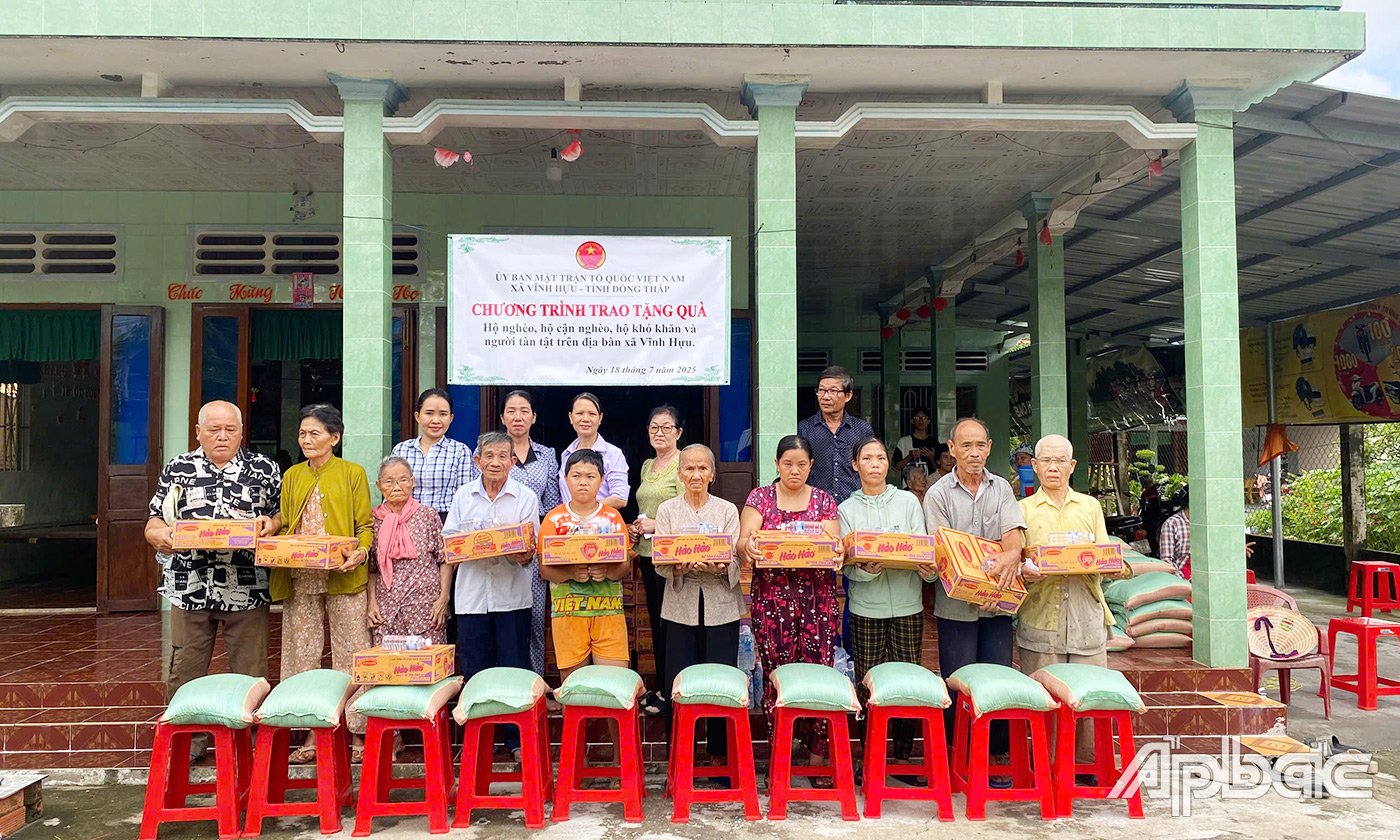 Trao quà cho các hộ nghèo, hộ cận nghèo, người khuyết tật  tại buổi lễ