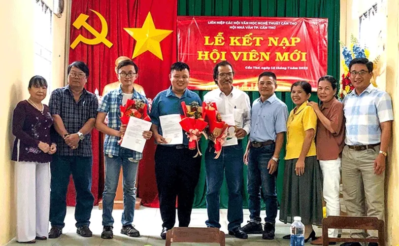 សិស្សពីរនាក់ក្លាយជាសមាជិកថ្មីនៃសមាគមអ្នកនិពន្ធទីក្រុង Can Tho