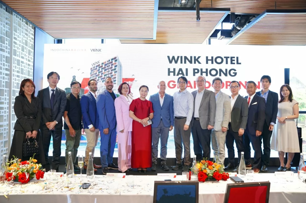 Bà Nguyễn Thị Vân Anh, Phó Chủ tịch UBND phường Hồng Bàng và các đại diện Kajima Corporation, Indochina Capital, Indochina Kajima cùng các đối tác tại buổi lễ. (Nguồn: Wink)