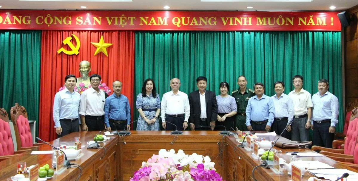 Đoàn công tác Bộ Ngoại giao chụp bức ảnh lưu niệm với UBND tỉnh Đắk Lắk. (Ảnh: Báo Đắk Lắk)