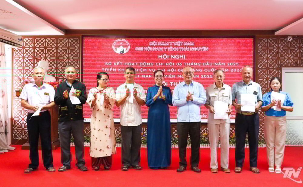 ผู้นำสมาคมแพทย์แผนเวียดนามและสมาคมแพทย์แผนจังหวัดไทเหงียนนำเสนอมติรับสมาชิกใหม่ 10 ราย