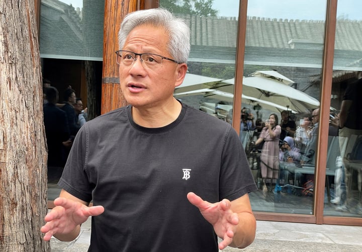 CEO Nvidia Jensen Huang trong chuyến công tác Bắc Kinh (Ảnh: Reuters)