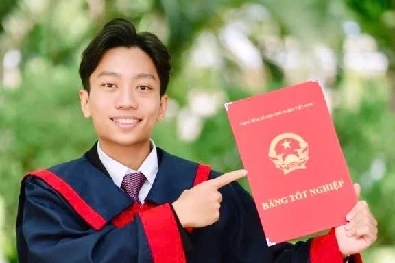 Nam sinh đạt điểm 10 tiếng Anh tốt nghiệp THPT: 'Không có con đường tắt'