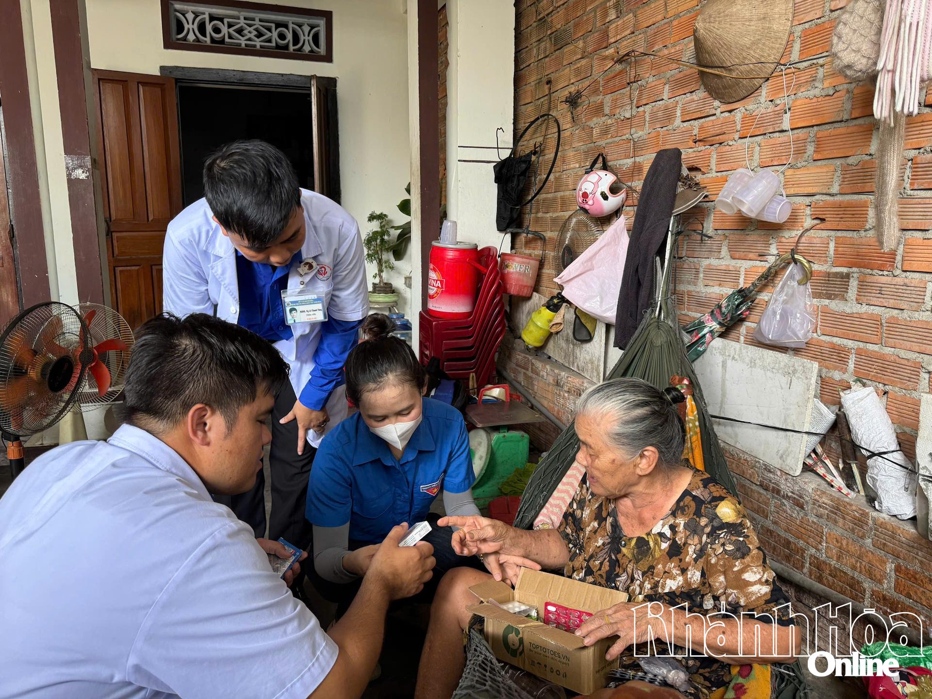 Đội ngũ y, bác sĩ Bệnh viện Đa khoa khu vực Ninh Hòa thăm khám sức khỏe cho người dân tại nhà.