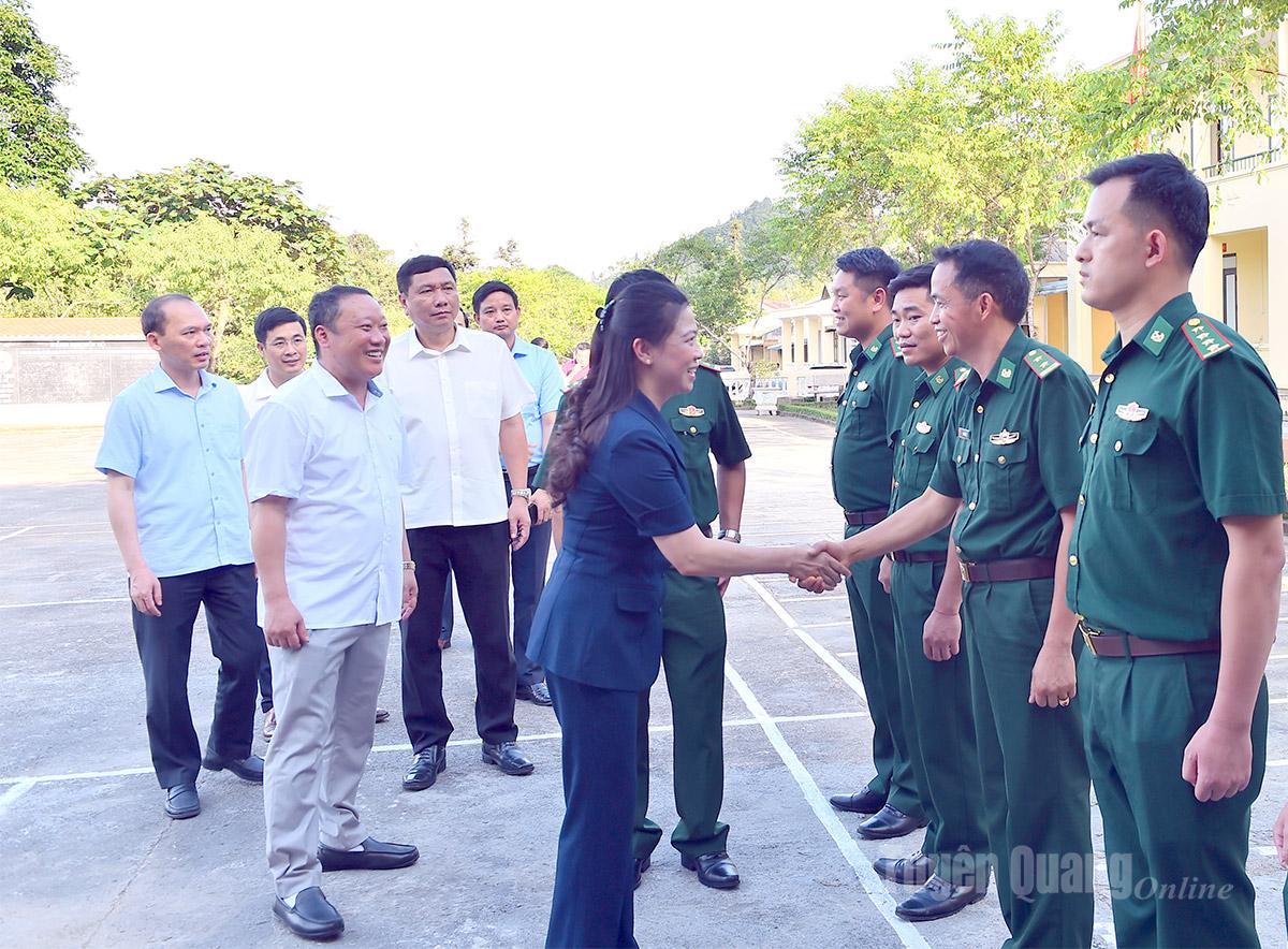 Đồng chí Lê Thị Kim Dung, Phó Bí thư Thường trực Tỉnh ủy và Đoàn công tác thăm Đồn Biên phòng Tùng Vài.