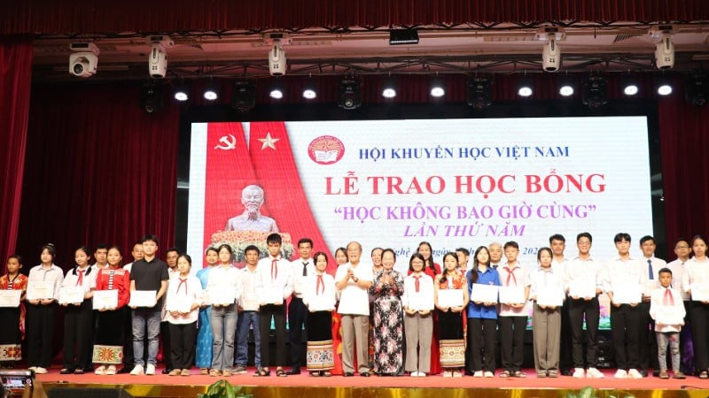 Các đồng chí Nguyễn Sinh Hùng, nguyên Ủy viên Bộ Chính trị, nguyên Chủ tịch Quốc hội; Nguyễn Thị Doan, nguyên Ủy viên Trung ương Đảng, nguyên Phó Chủ tịch Nước, Chủ tịch Trung ương Hội Khuyến học Việt Nam trao học bổng “Học không bao giờ cùng” cho các đại biểu.