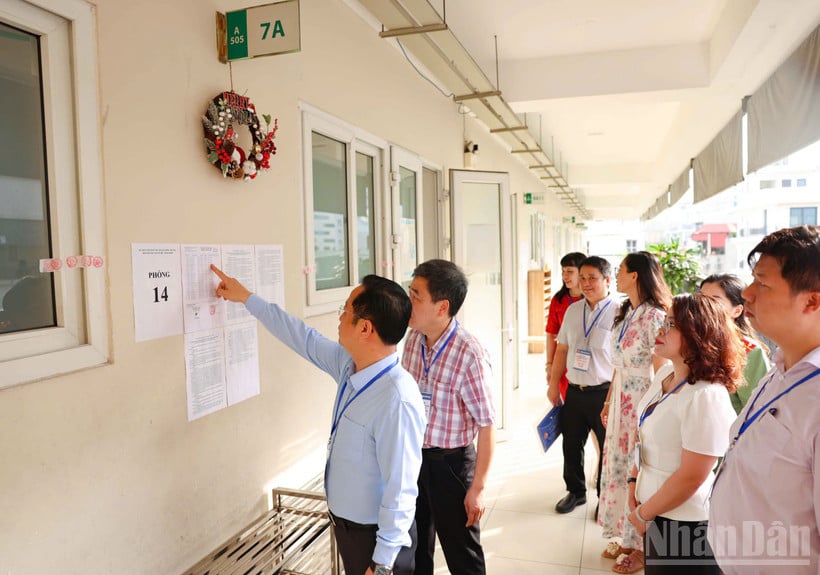 Giám đốc Sở Giáo dục và Đào tạo Hà Nội đi kiểm tra một điểm thi tại Kỳ thi tuyển sinh vào lớp 10 THPT năm học 2025-2026 (Ảnh minh hoạ: ĐẠI THẮNG)
