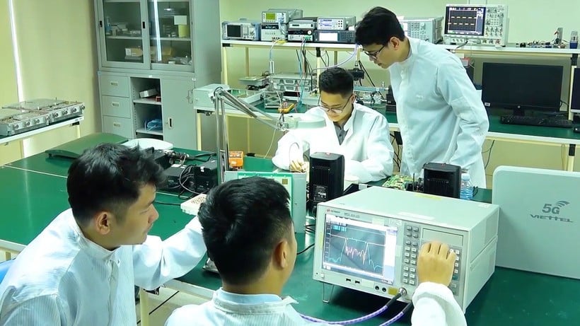 Das Ingenieurteam von Viettel entwickelt und fertigt 5G-Geräte.