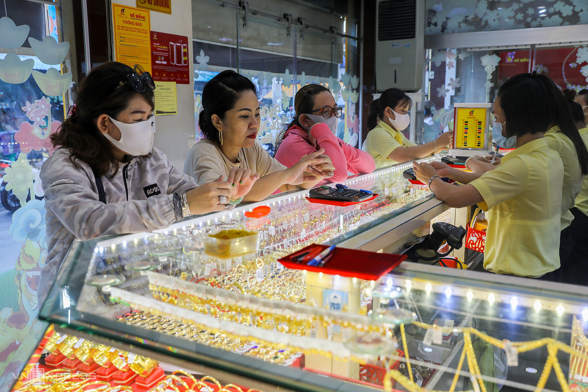 Giá vàng chiều nay 18/7/2025: Giá vàng trong nước và thế giới tăng mạnh trở lại gần 1 triệu đồng