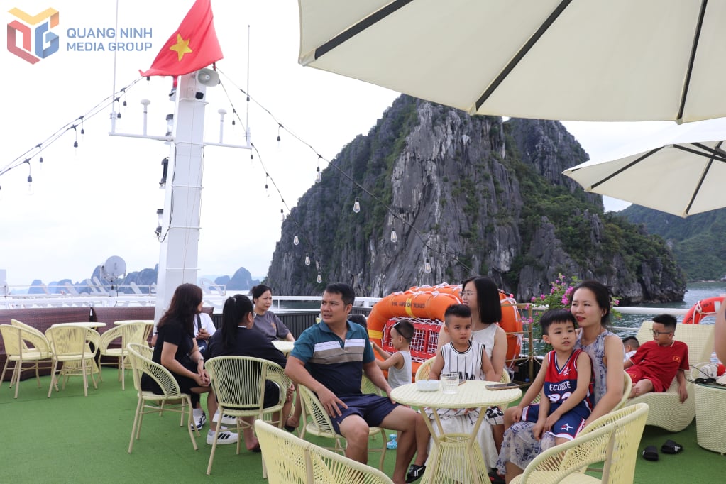 Các gia đình thư giãn trên hành trình tham quan Vịnh Bái Tử Long.