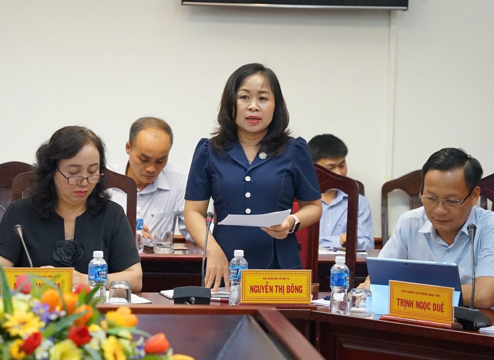 Phó Giám đốc Sở Nội vụ Nguyễn Thị Bông báo cáo tại buổi làm việc