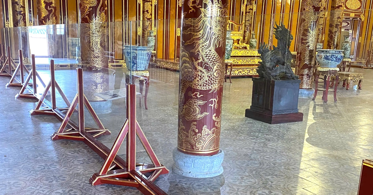 Lắp kính cường lực bên trong Điện Thái Hòa để bảo vệ ngai vàng triều Nguyễn