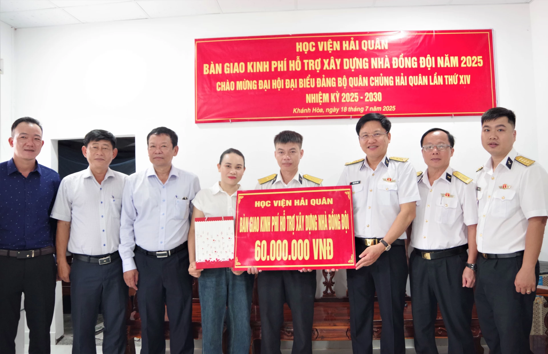 Trao kinh phí xây dựng Nhà đồng đội cho gia đình Thiếu tá Nguyễn Văn Dương.