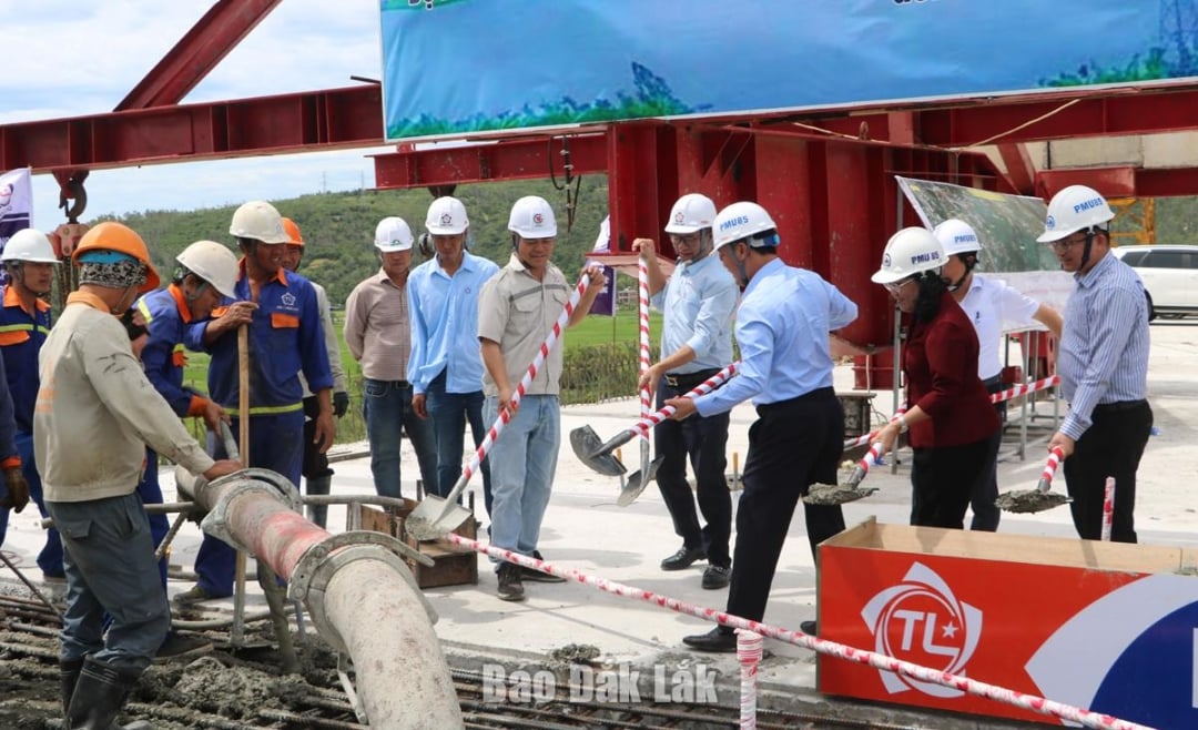 Lãnh đạo Bộ Xây dựng, lãnh đạo tỉnh và đại diện các nhà thầu làm thủ tục hợp long cầu Kỳ Lộ