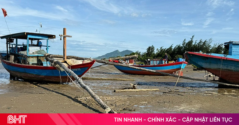 Cua Khau Creek is silted up, fishermen "suffer double losses"