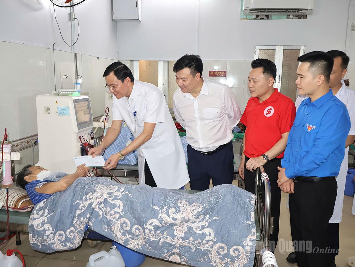 Delegates presented gifts to hemodialysis patients at Tuyen Quang Provincial General Hospital.