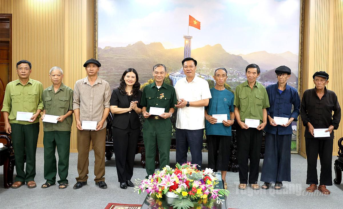 Phó Chủ tịch UBND tỉnh Vương Ngọc Hà tặng quà người có công với cách mạng trên địa bàn các xã. Ảnh: My Ly