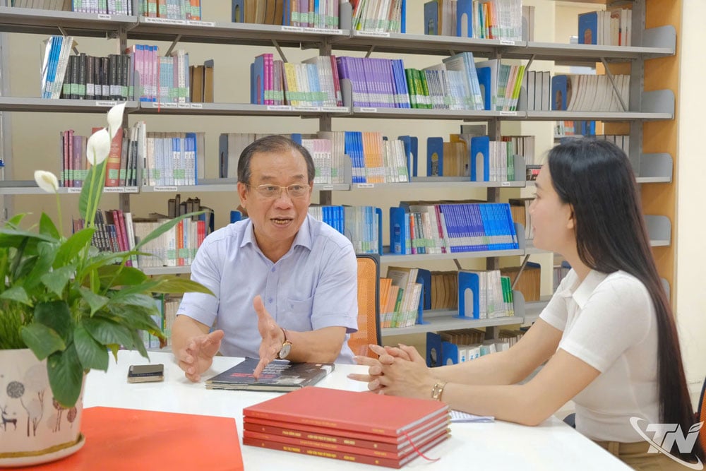 Phóng viên phỏng vấn PGS.TS Đỗ Hồng Thái, nguyên Chủ tịch Hội đồng trường - Trường Đại học Sư phạm Thái Nguyên. Ảnh T.L
