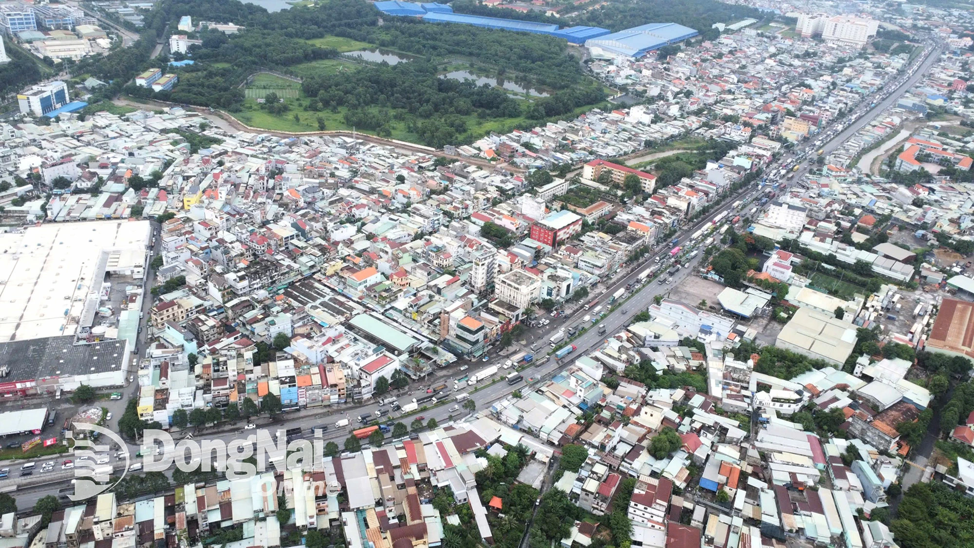 Tuyến đường trên cao dọc quốc lộ 51 từ ngã tư Vũng Tàu đến nút giao đường Võ Nguyên Giáp với đường cao tốc Biên Hòa - Vũng Tàu được đầu tư xây dựng với quy mô 6 làn xe. Ảnh: Hoàng Lộc