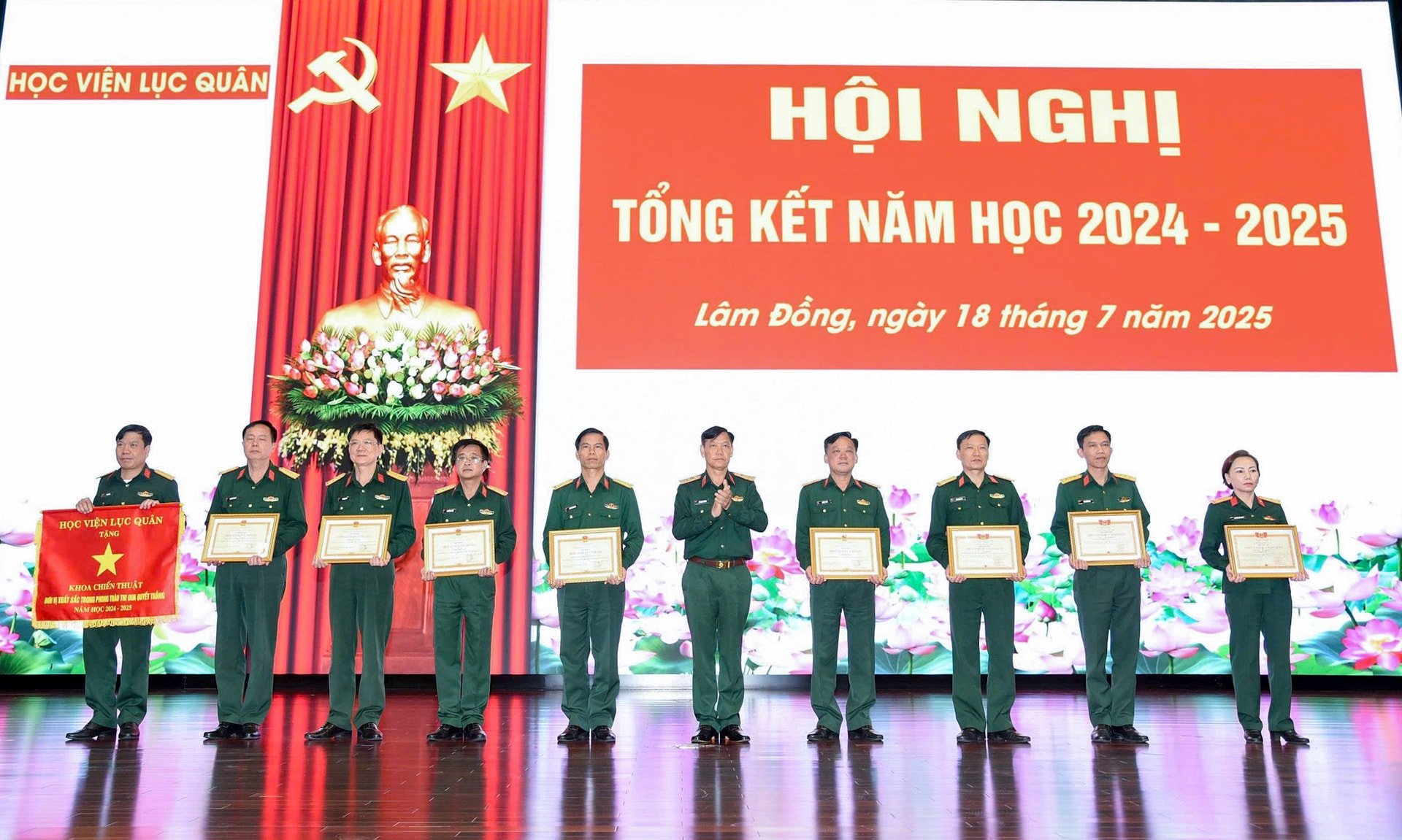 Trung tướng Đỗ Minh Xương - Giám đốc Học viện trao “Cờ thi đua của Học viện” và các danh hiệu “Chiến sĩ thi đua toàn quân” cho các tập thể, cá nhân