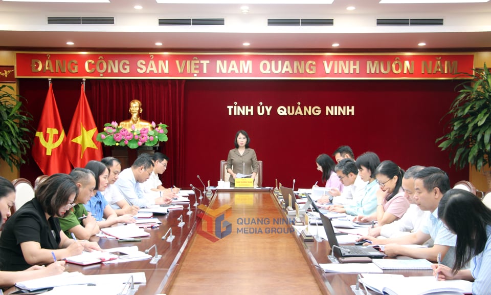 Đồng chí Trịnh Thị Minh Thanh, Phó Bí thư Thường trực Tỉnh ủy, Chủ tịch HĐND tỉnh, phát biểu tại buổi làm việc với Ban Thường vụ Đảng ủy phường Quang Hanh.