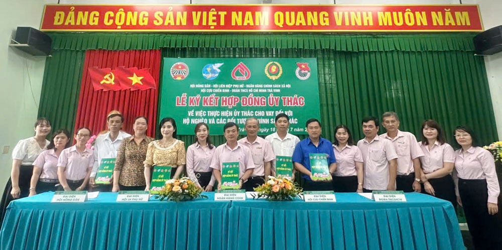 ថ្នាក់ដឹកនាំការិយាល័យប្រតិបត្តិការធនាគារគោលនយោបាយសង្គមខេត្តត្រាវិញបានថ្លែងនៅក្នុងពិធីចុះហត្ថលេខាជាមួយសមាគម និងសហជីពនៃវួដ Nguyet Hoa។