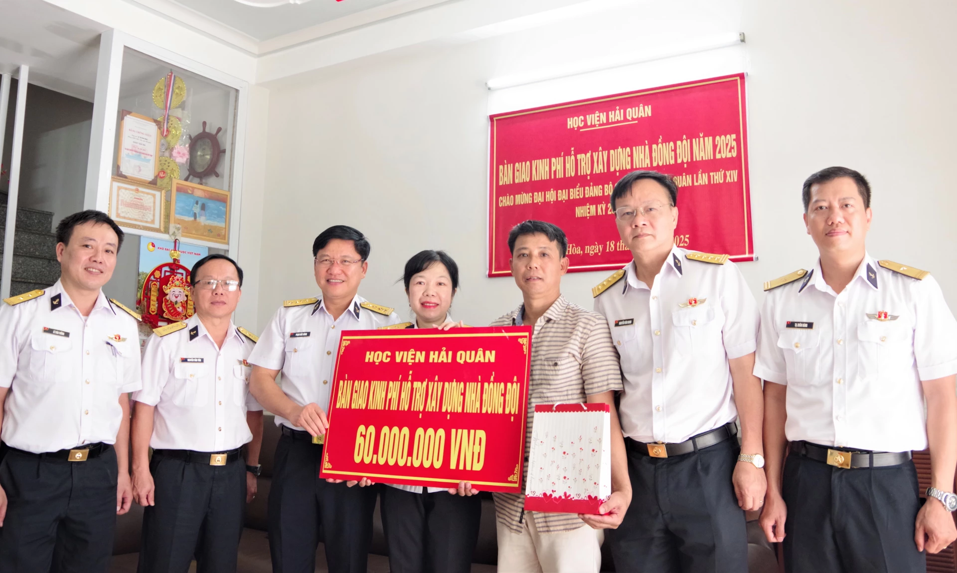 Trao kinh phí xây dựng Nhà đồng đội cho gia đình Thiếu tá Quân nhân chuyên nghiệp Lê Thị Ngọc Bích.