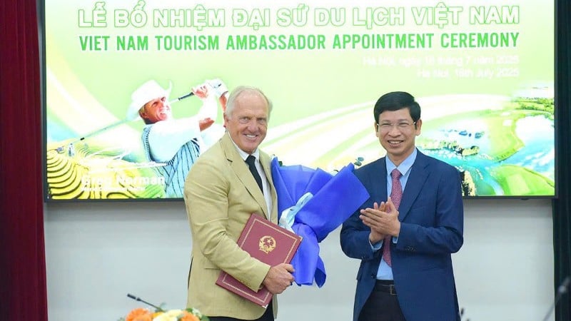 Thứ trưởng Hồ An Phong trao Quyết định bổ nhiệm Đại sứ Du lịch Việt Nam nhiệm kỳ 2025-2030 cho ông Greg Norman. (Ảnh: BTC)