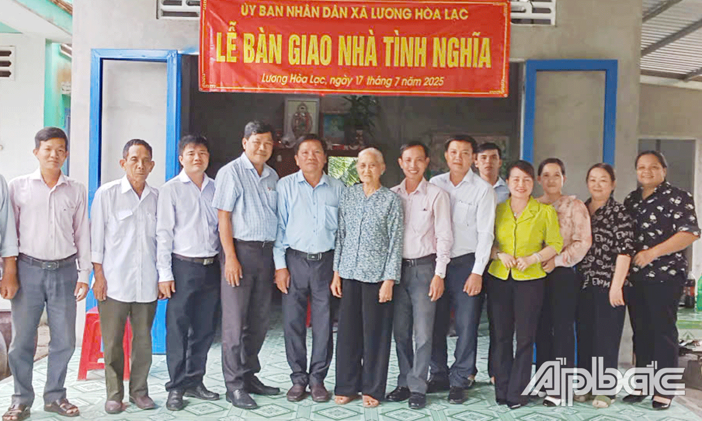 Bàn giao nhà tình nghĩa cho bà Nguyễn Thị Bé.