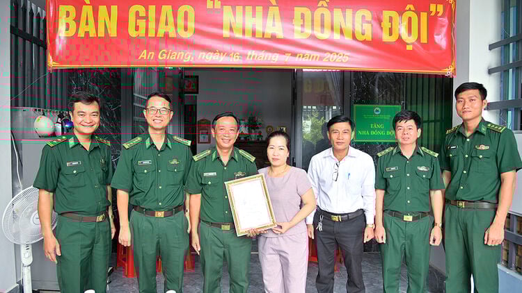 Bàn giao 7 căn nhà Đồng đội cho cán bộ Biên phòng tỉnh An Giang