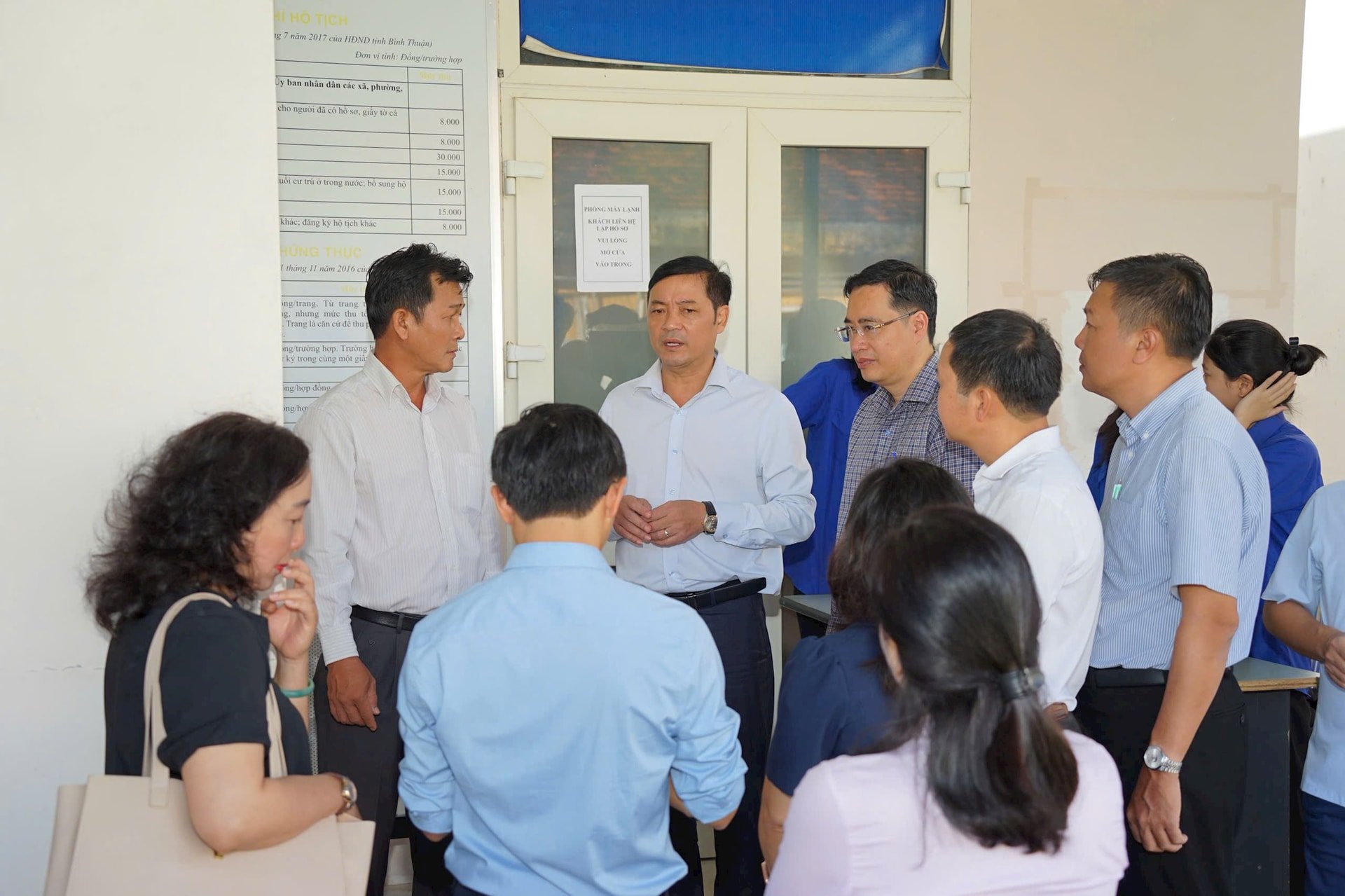 Phó Chủ tịch UBND tỉnh Lê Trọng Yên trao đổi với lãnh đạo xã Hàm Liêm