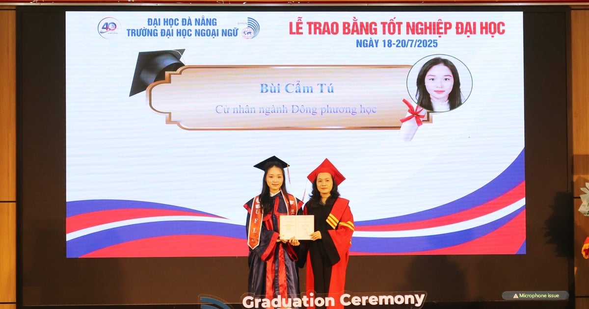 Hơn 1.200 sinh viên Trường Đại học Ngoại ngữ, Đại học Đà Nẵng nhận bằng tốt nghiệp