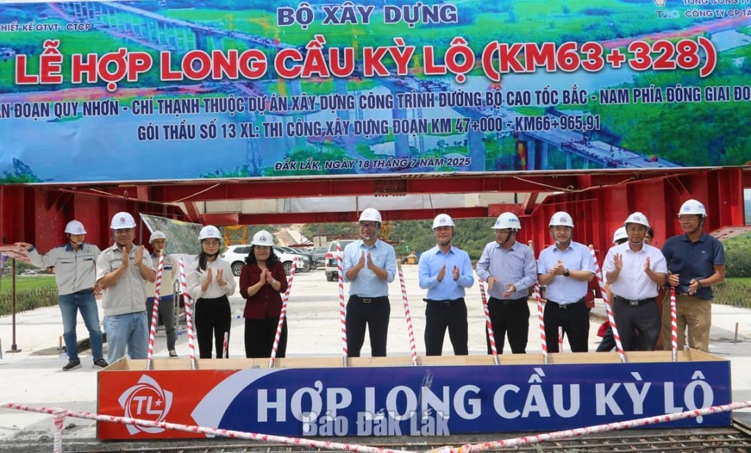 Thứ trưởng Bộ Xây dựng Nguyễn Việt Hùng, Phó Chủ tịch Thường trực UBND tỉnh Hồ Thị Nguyên Thảo và đại diện các nhà thầu làm thủ tục hợp long cầu Kỳ Lộ.
