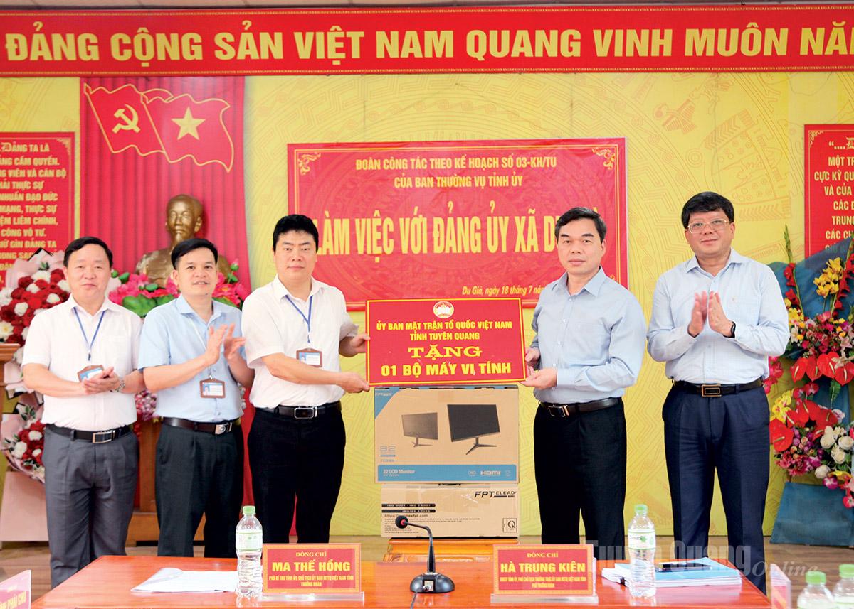 Deputy Secretary of the Provincial Party Committee Ma The Hong works with Du Gia and Duong Thuong communes.
