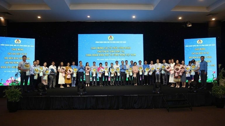 thu-truong-pham-duc-long-voi-dai-dien-cac-to-chuc-cong-doan-chuyen-ve-sinh-hoat-tai-cong-doan-khoa-hoc-va-cong-nghe-viet-nam-3356.jpg