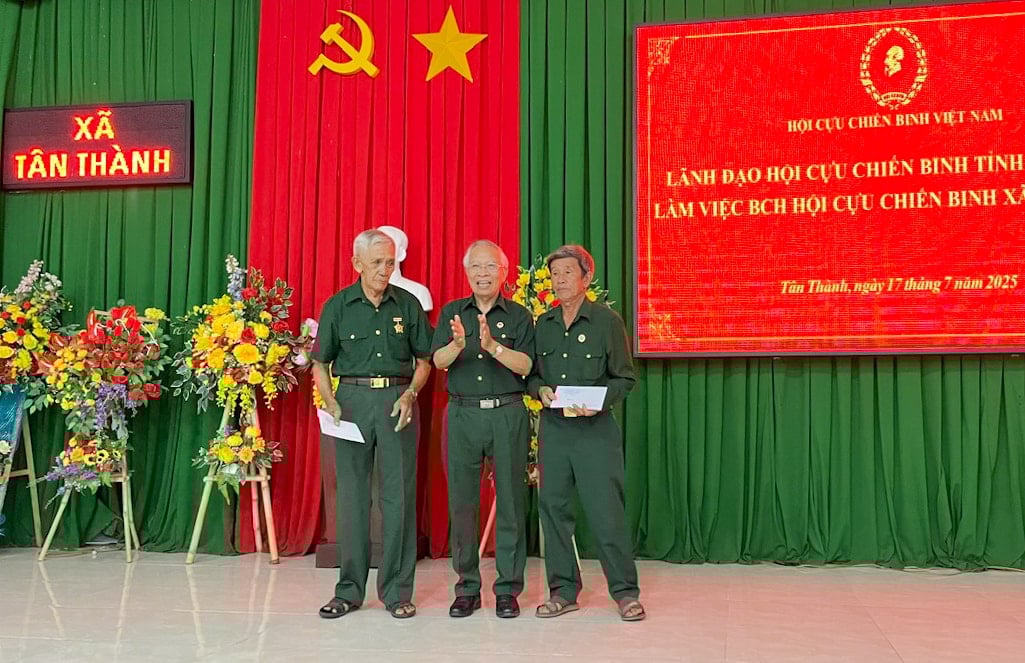 Chủ tịch Hội CCB tỉnh Vũ Công Tiến tặng quà cho thương binh tại xã Tân Thành