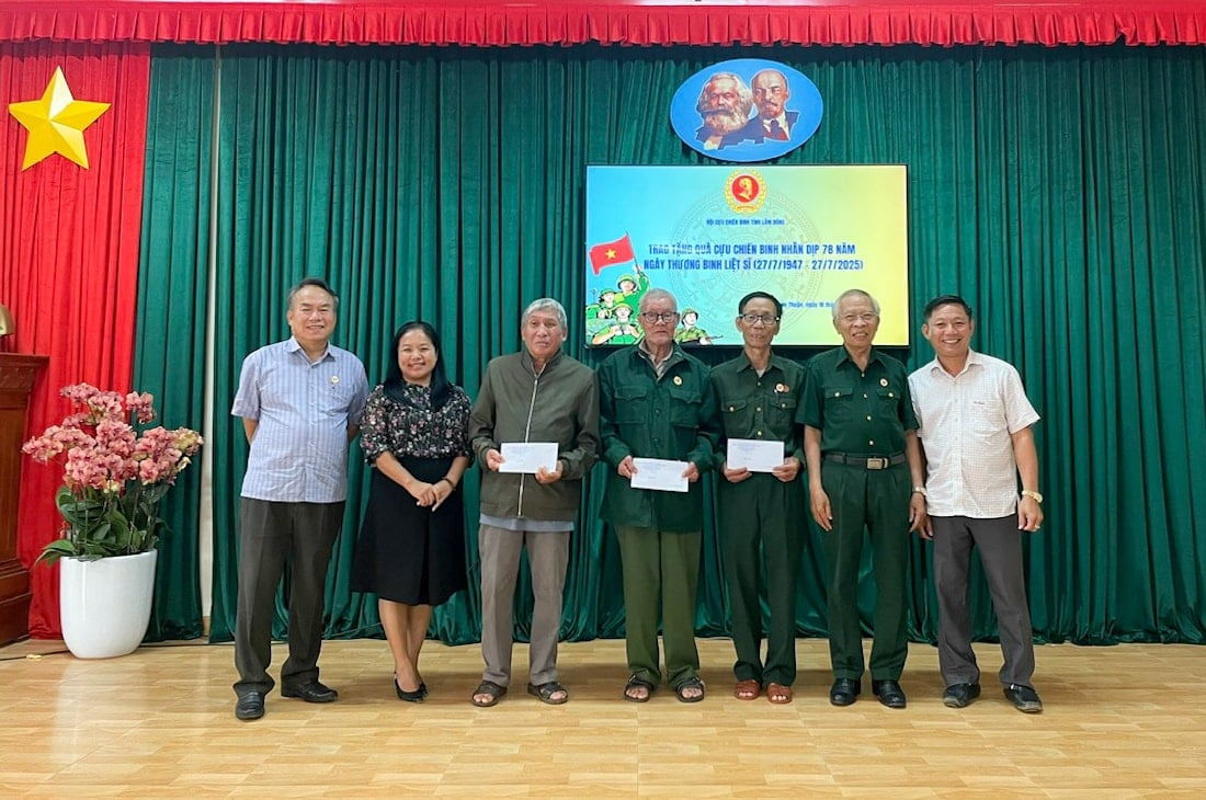 Đoàn tặng quà ch